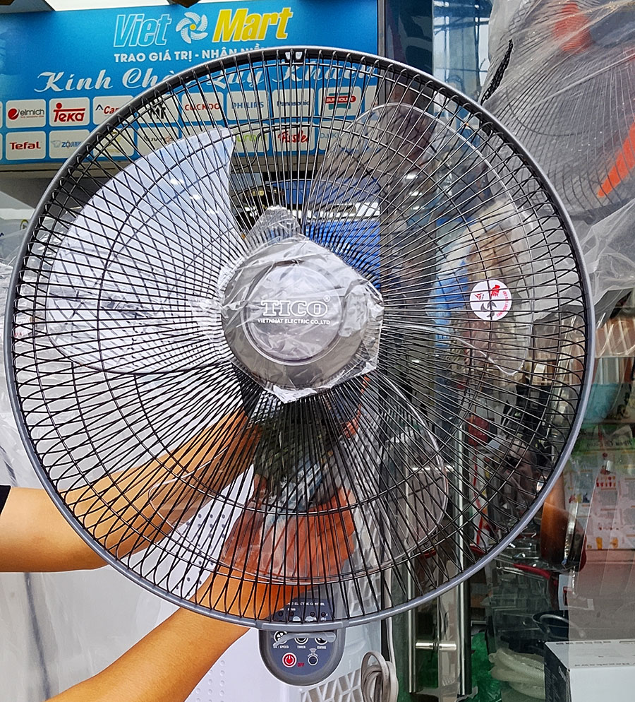 Ảnh thực tế của quạt treo tường Tico TDK400 có điều khiển