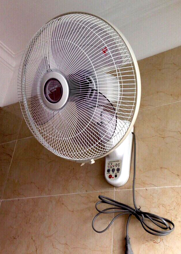 Ảnh thực tế của quạt treo tường Tico TDK400 có điều khiển