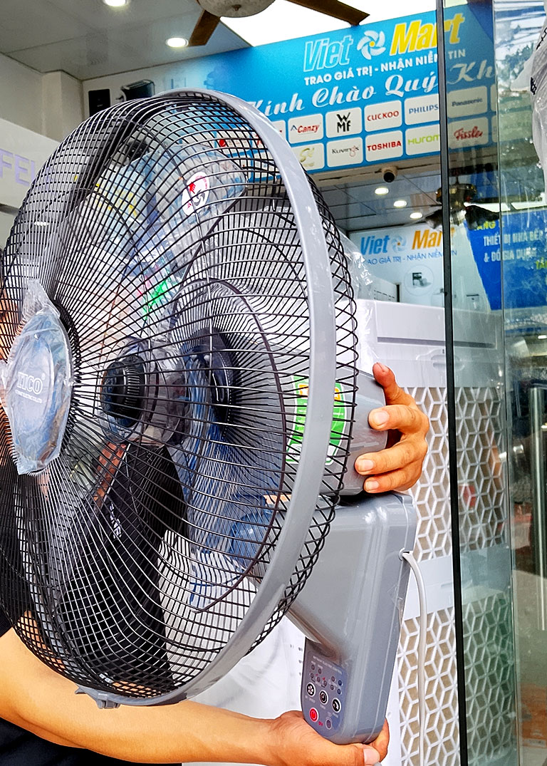 Ảnh thực tế của quạt treo tường Tico TDK400 có điều khiển