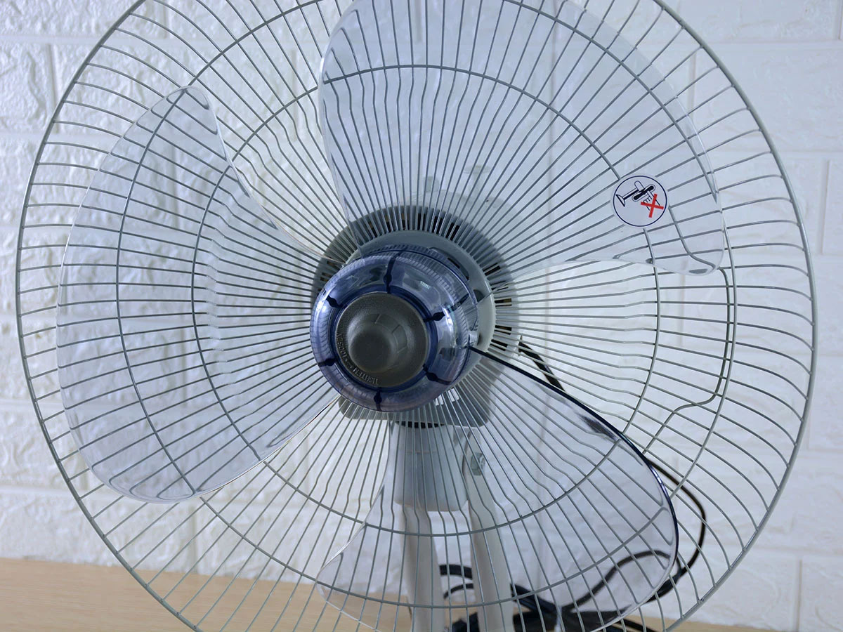 Quạt sàn quỳ QS-400 có lồng bảo vệ chắc chắn