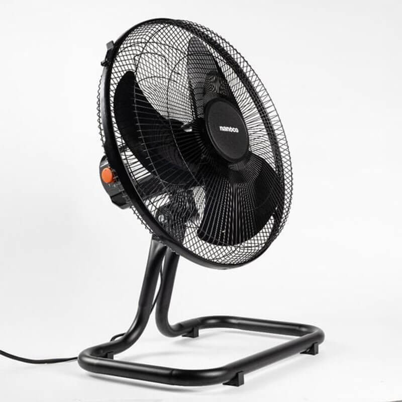 Thiết kế quạt sàn quỳ chắc chắn, phù hợp nhiều không gian