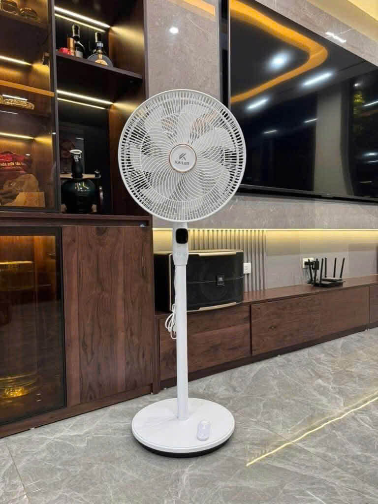 7 cánh quạt tạo luồng gió mềm, đều và vận hành êm ái.